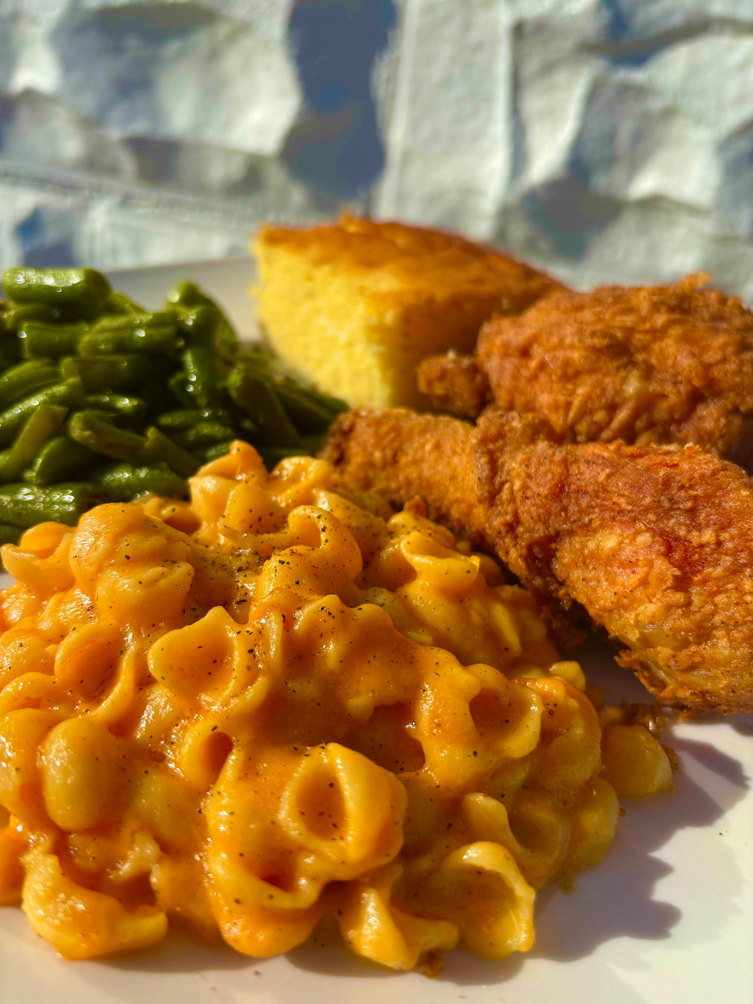Fried chicken plate with mac and cheese